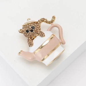 Broche créative d'ours en théière avec strass marron et émail sur un socle blanc pur
