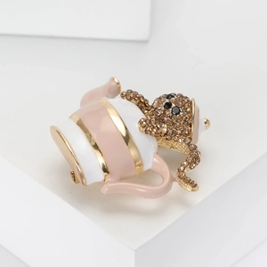 Broche ours dans une théière élégante avec émail rose et strass couleur champagne