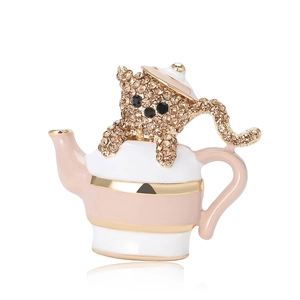 Charmante broche chat dans une théière en or avec émail rose et strass champagne