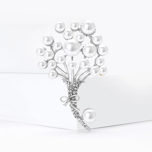 Elegante spilla a bouquet di fiori con perle bianche e cristalli scintillanti su base bianca