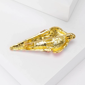 Rosa Eiswaffel-Brosche mit goldenem Metallrücken und Sicherheitsnadel auf Sockel