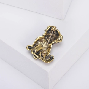 Vintage-Gold-Bulldoggen-Brosche mit aufwendigem Nadelverschluss auf weißem Hintergrund