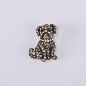 Makroaufnahme einer Vintage-Bulldoggen-Brosche mit Champagner-Kristallen und Metallsockel