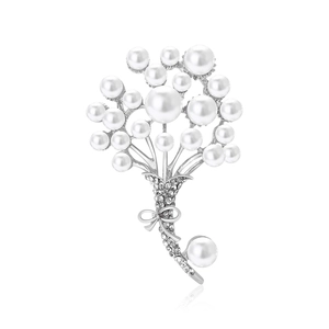 Elegante spilla a bouquet di perle argento con strass scintillanti e dettaglio a fiocco