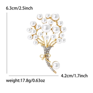 Spilla elegante a bouquet di fiori in oro e perle con strass lucidi e fiocco a nastro