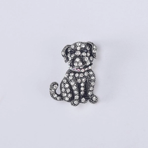 Detailsicht der Mops-Bulldogge-Brosche mit silberner Basis und funkelnden weißen Strasssteinen
