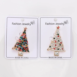 Broches élégantes en forme de sapin de Noël avec strass colorés sur carte de bijoux