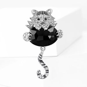 Vista dettagliata della spilla tigre argento con strass bianchi e grande gemma ovale nera