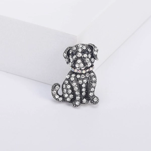 Funkelnde Bulldogge-Brosche mit Kristallen und Halsband auf weißem Podest präsentiert