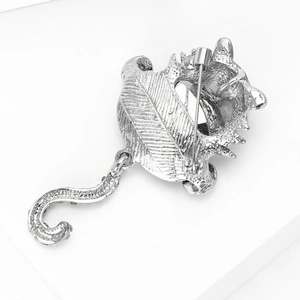 Retro della spilla a forma di tigre in argento con texture metallica e chiusura