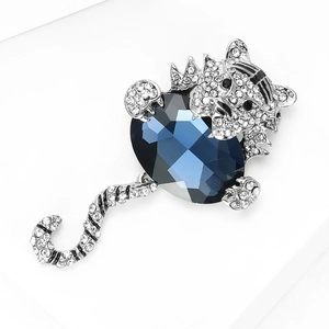 Dettaglio della spilla a tigre con cristallo blu scuro e strass scintillanti