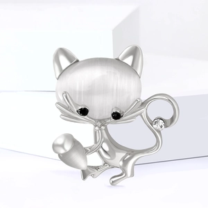 Broche chat mignonne avec opale blanche et cristaux brillants sur plaqué argent