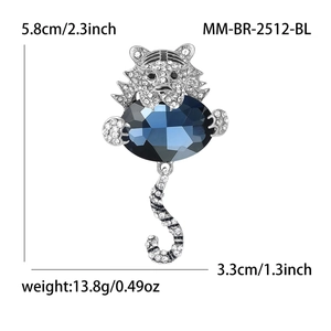 Spilla a forma di tigre argentata con cristallo blu, dimensioni 5,8 cm x 3,3 cm, peso 13,8 g