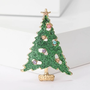 Détail de la broche sapin de Noël vert scintillant avec des strass multicolores