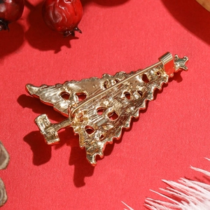 Broche sapin de Noël dorée avec design élégant ajouré et mécanisme d'épingle arrière