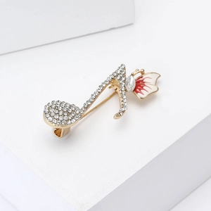 Élégante broche note de musique dorée avec strass et ailes de papillon en émail rouge