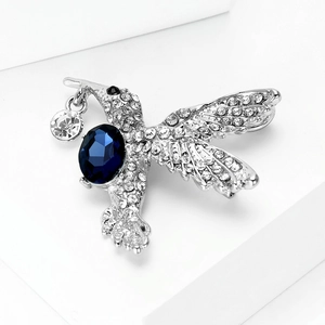 Eleganter Kolibri-Anstecknadel mit blauem Kristall und Strasssteinen auf versilberter Legierung