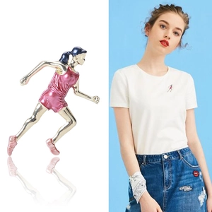 Broche en émail de fille qui court en rose et doré pour style de sport
