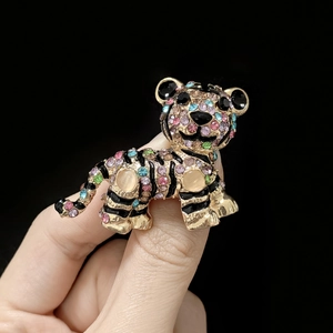 Detailaufnahme der Tiger-Brosche mit bunten Strasssteinen und Opal-Elementen