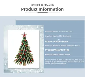 Détail d'une broche sapin de Noël en émail vert de 42mm avec strass rouges et alliage