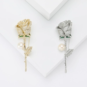 Broche rose élégante avec zircons micro-paves et perle blanche en finition or et argent