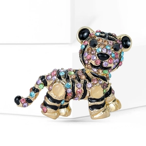 Detail einer farbenfrohen Tiger-Brosche mit funkelnden Strasssteinen und Katzenaugensteinen