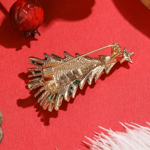 Broche sapin de Noël dorée avec émail vert et épingle de sûreté sur le dos poli