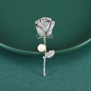 Broche rose argentée élégante avec oxydes de zirconium, feuilles vertes et perle blanche