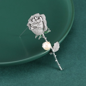 Broche rose élégante en argent avec feuilles en émail vert, zircons et perle blanche
