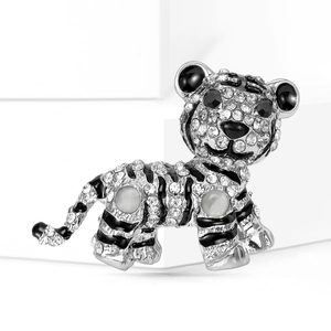 Detailansicht der kreativen Tiger-Brosche mit Diamanten, Emaille und Opalsteinen für Herren