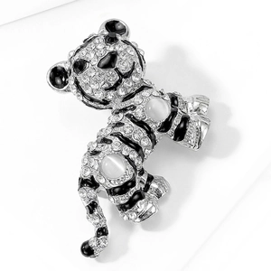 Makro-Detail der Tiger-Brosche mit eingelegten Strasssteinen und Katzenaugen auf Silber