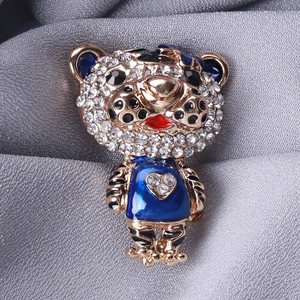 Broche tigre mignonne en émail bleu avec cristaux brillants sur tissu en soie
