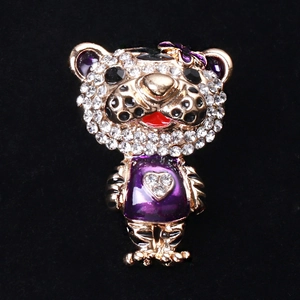 Broche tigre créative avec strass blancs et émail violet sur base en métal doré