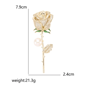 Broche élégante rose avec zircons et perle, dimensions de taille 7,9 cm par 2,4 cm