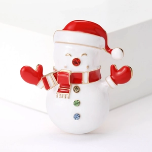 Vue détaillée de la broche bonhomme de neige émaillée avec strass et placage doré