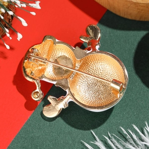 Vue arrière de la broche bonhomme de neige en émail doré avec texture martelée pour Noël