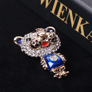 Détail d'une broche tigre de luxe avec strass blancs et émail bleu sur velours noir