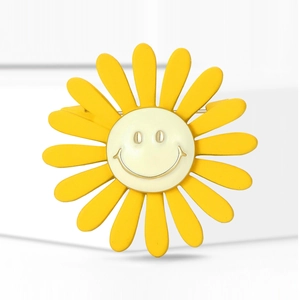 Detailweergave van zonnebloemspeld met gele bloembladen en een lachend gezicht