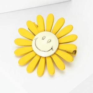 Schattige zonnebloem madeliefje speldje met gele bloemblaadjes en vrolijk smiley gezicht