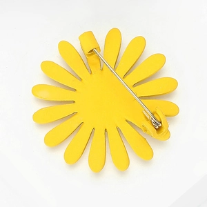 Achteraanzicht van zonnebloem broche met geel emaille en zilveren metalen veiligheidsspeld
