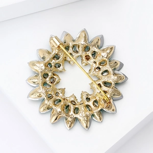 Vue détaillée du dos d'une broche tournesol avec pétales dorés et fermoir sécurisé
