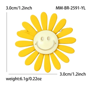 Schattige gele zonnebloem broche met wit lachend gezicht, maat 3cm diameter