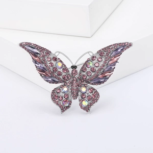 Detail van de zilveren vlinderbroche met paarse kristallen en sprankelende strass
