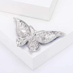 Detailweergave van de vlinderbroche achterkant met een veilige roterende speldsluiting