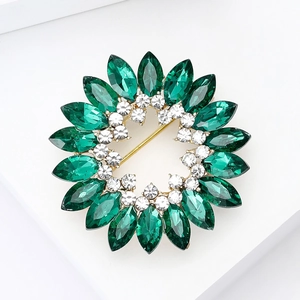 Détail de la broche couronne en verre marquise vert émeraude avec placage en métal doré