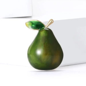 Spilla a forma di pera in smalto verde con bordi dorati su sfondo bianco puro
