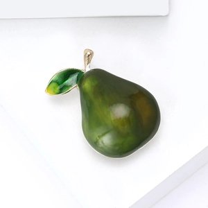 Spilla a forma di pera in smalto verde scuro con foglia dorata su sfondo bianco minimale