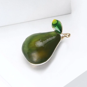 Incantevole spilla a forma di pera in smalto verde scuro con foglia dorata su base bianca
