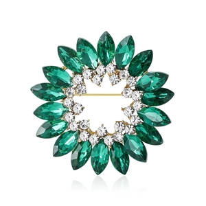 Élégante broche couronne dorée avec cristaux marquise émeraude et accents clairs