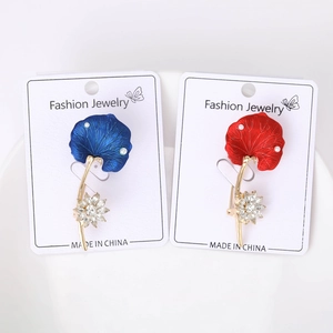 Détail de broches en forme de fleur de lotus avec émail et perles d'eau douce